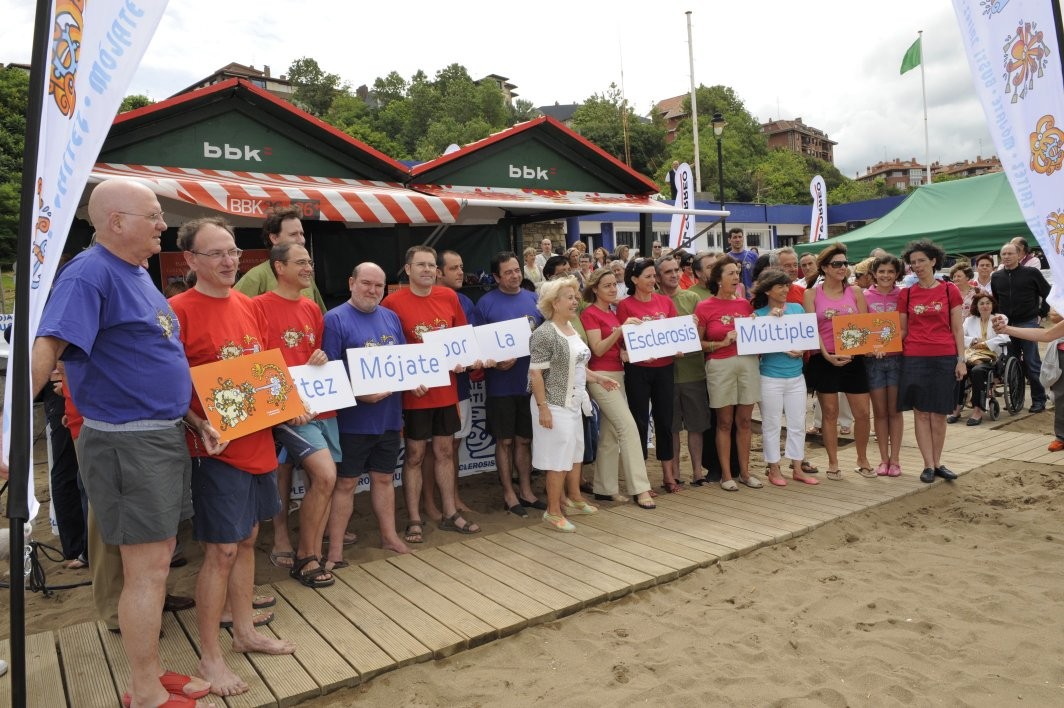 Esklerosi Anizkoitza dutenen aldeko "Busti zaitez" ekimena egingo dute domekan Ereaga hondartzan