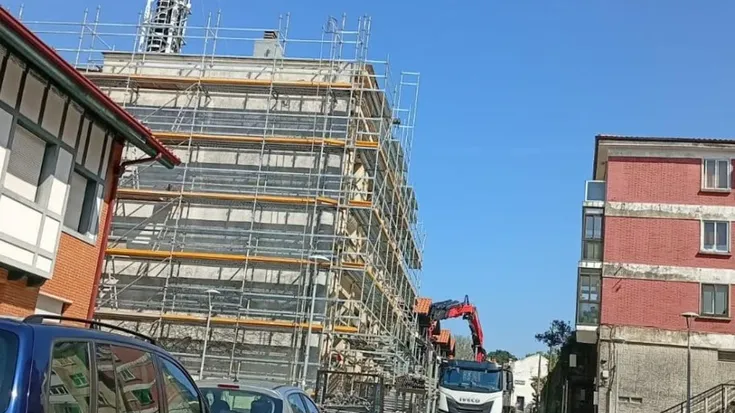 Ekologistak Martxanek Gorlizko obra bat gelditu du zikoin zuri batzuen kabia babesteko