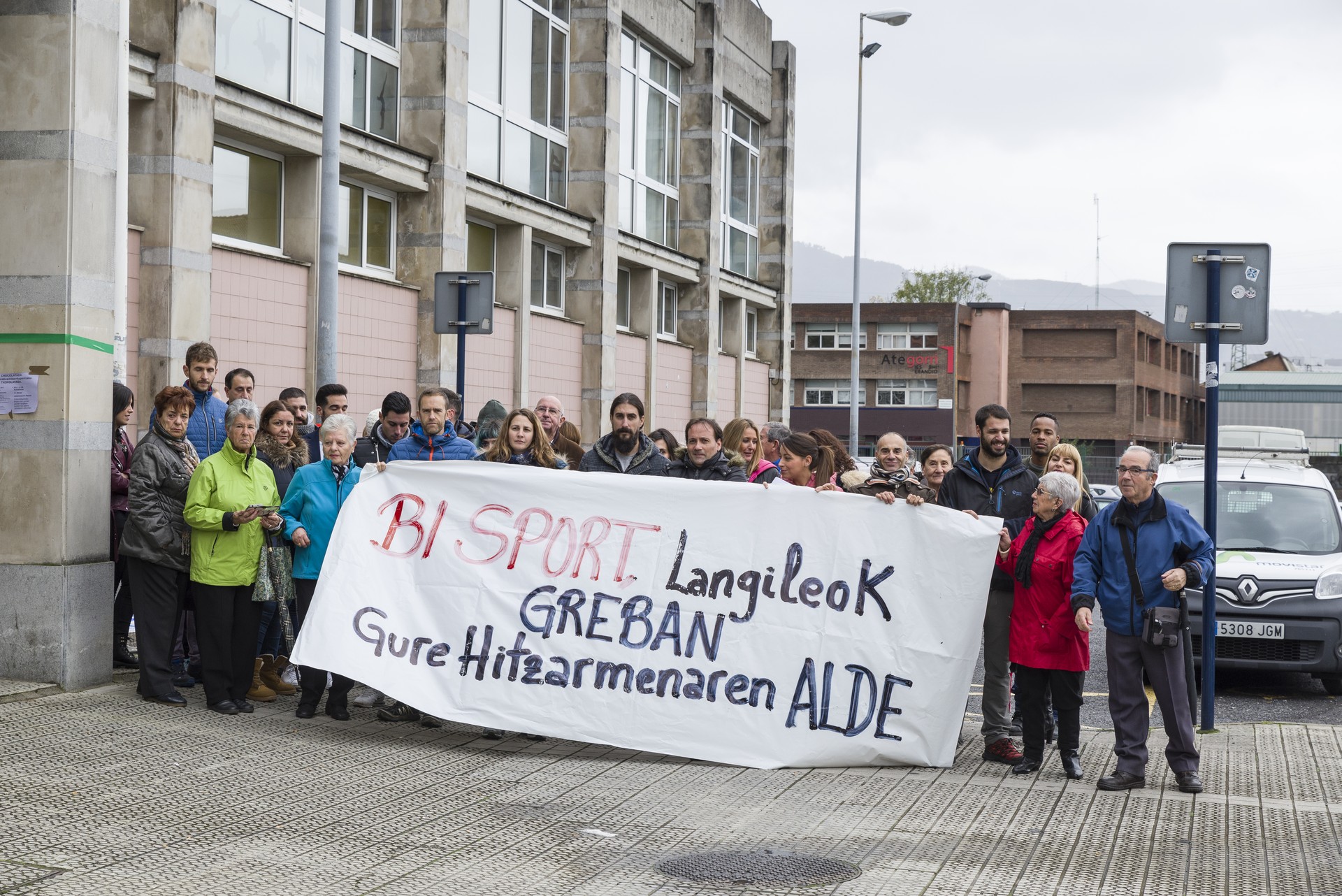 Bi Sport enpresako langileakaz bat egiteko balkoietan lazo urdinak eskegitzeko eskatu dute