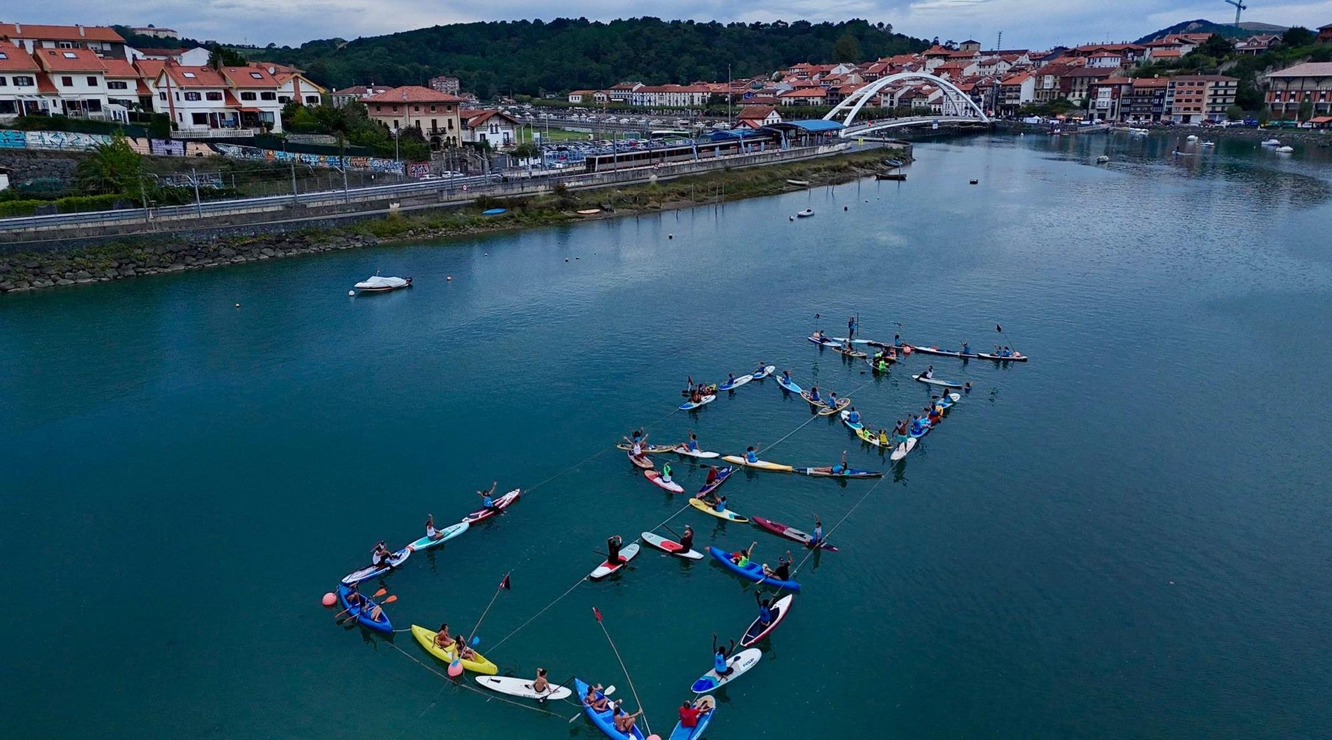 100 lagunetik gora bildu ditu GoazenUp Sup Race 2025 lasterketa solidarioak
