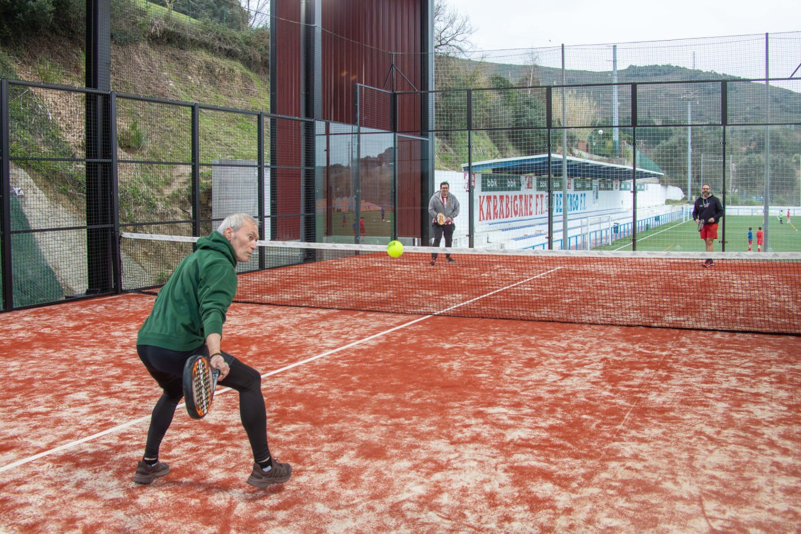 Kiroldegiko padel-pista berriak inauguratu dituzte Berangon