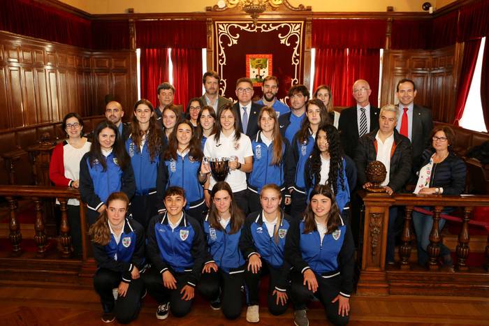 Bizkerreko emakumezkoen lehenengo futbol-taldeari harrera egin dio Udalak