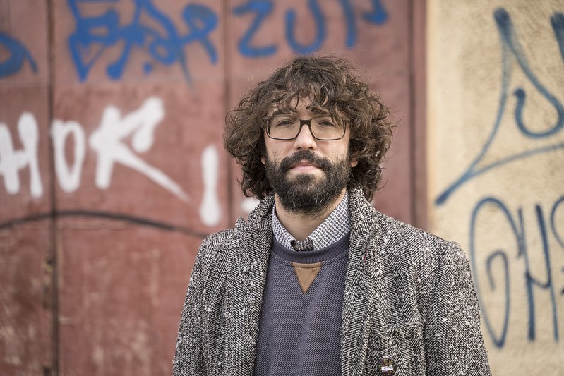 Iñigo Astiz: "Ez dut idatzi nahi umeak zuzentzeko, aske izateko esparru bat sortzeko baizik"