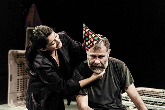 Heldunetzako antzerkia: "Atzerrian lurra garratz"