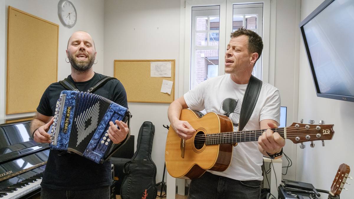 Ander Trabudua eta Borja del Rio: "Elkartu eta kantatzeko aitzakiarekin, euskaraz hitz egitea da helburua"