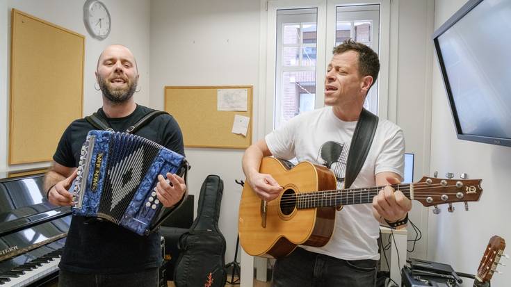 Ander Trabudua eta Borja del Rio: "Elkartu eta kantatzeko aitzakiarekin, euskaraz hitz egitea da helburua"