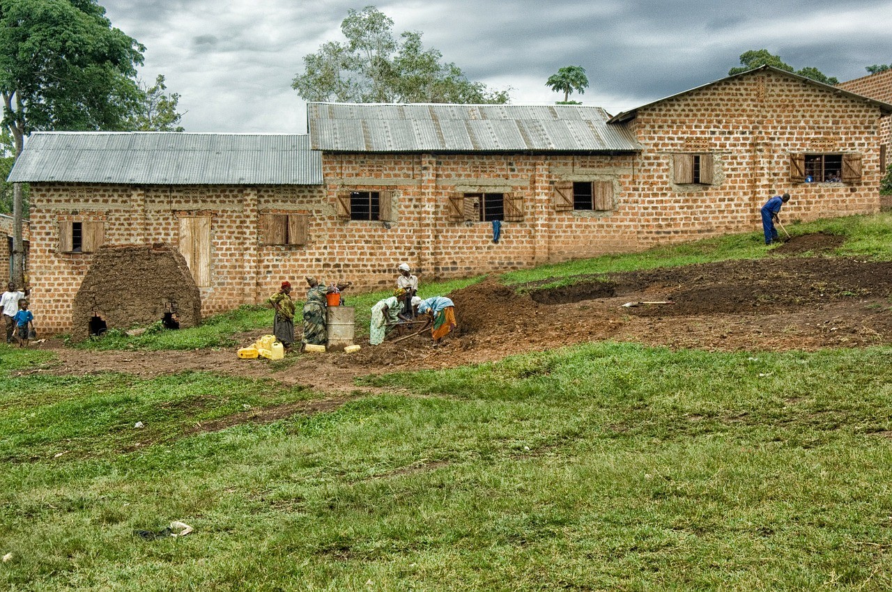 Ugandar umeei hezkuntza ziurtatzeko haziak ereiten