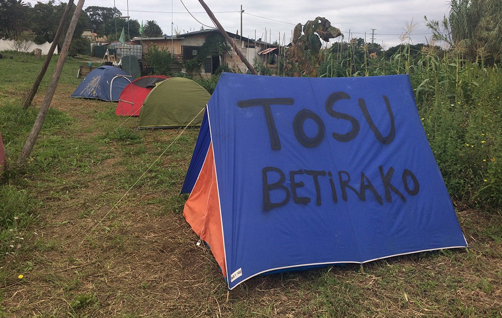Tosu Betirako: "Ez gaude bakarrik, elkartasuna sentitzen dugu"