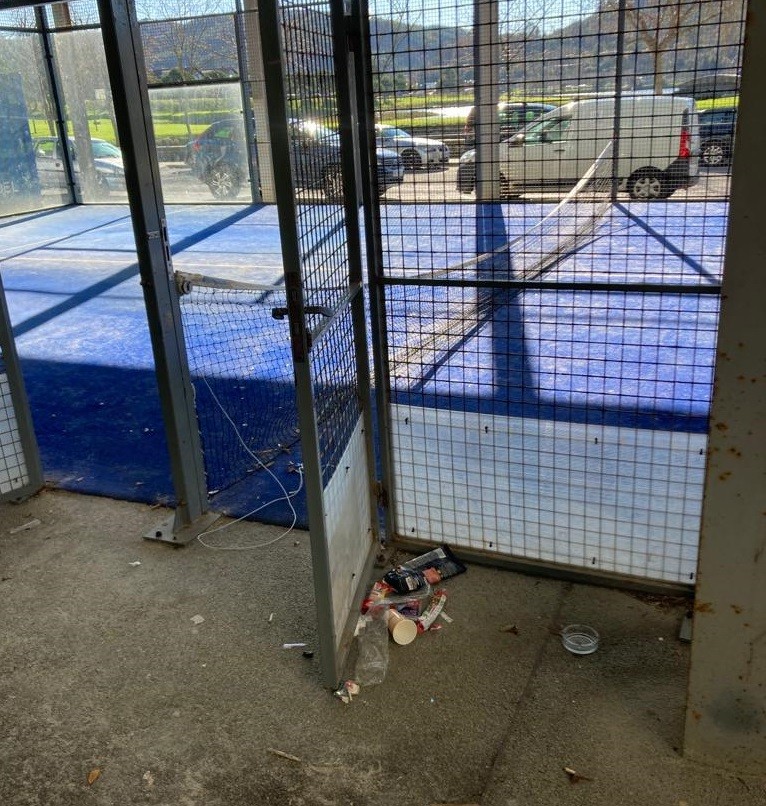 Padel-pistetako ekintza bandalikoakaz bukatzeko neurriak hartu ditu Plentziako Udalak