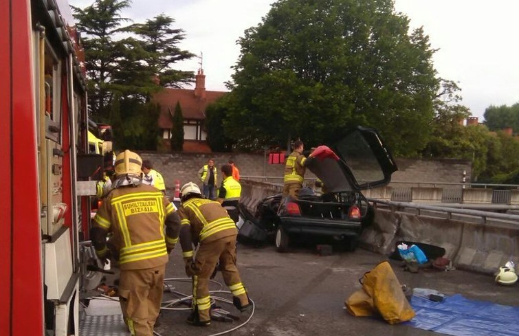 Lau gazte zauritu dira Itzubaltzetan, autoa errepidetik aterata