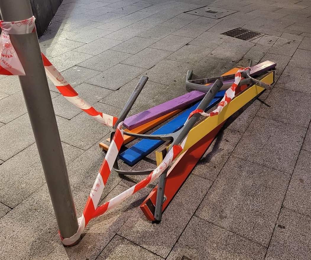 LGTBIQ+ banderaren koloredun jarlekua suntsitu dute Algortan