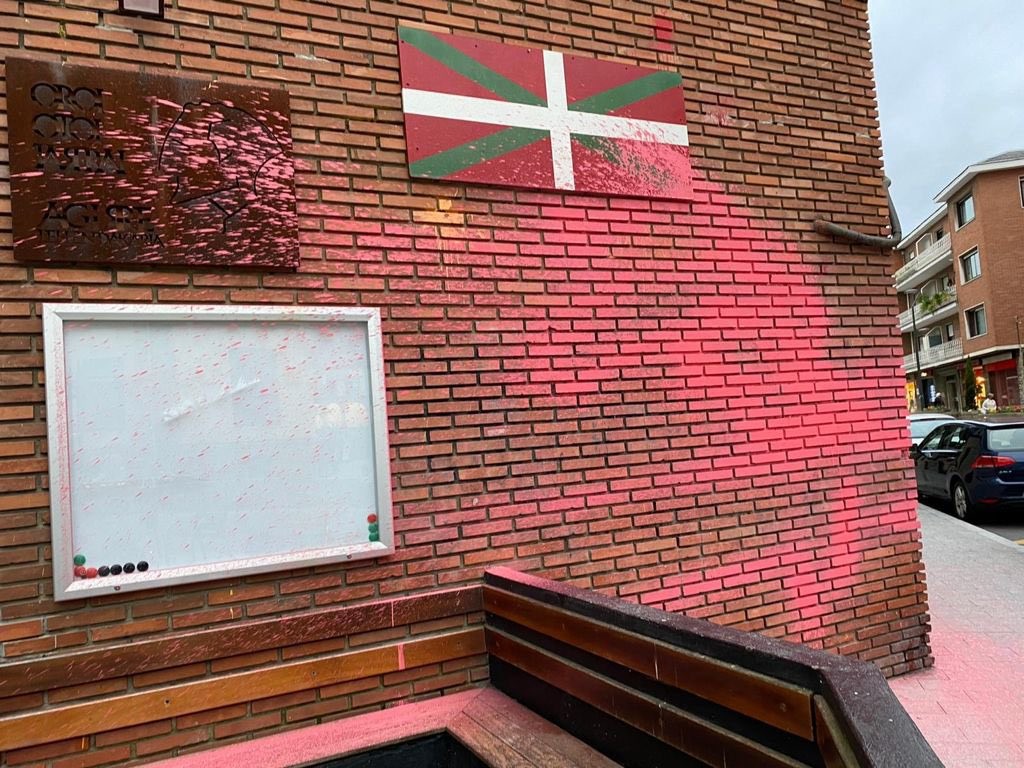Algortako Batzokian agertutako pintaketak deitoratu ditu EAJk
