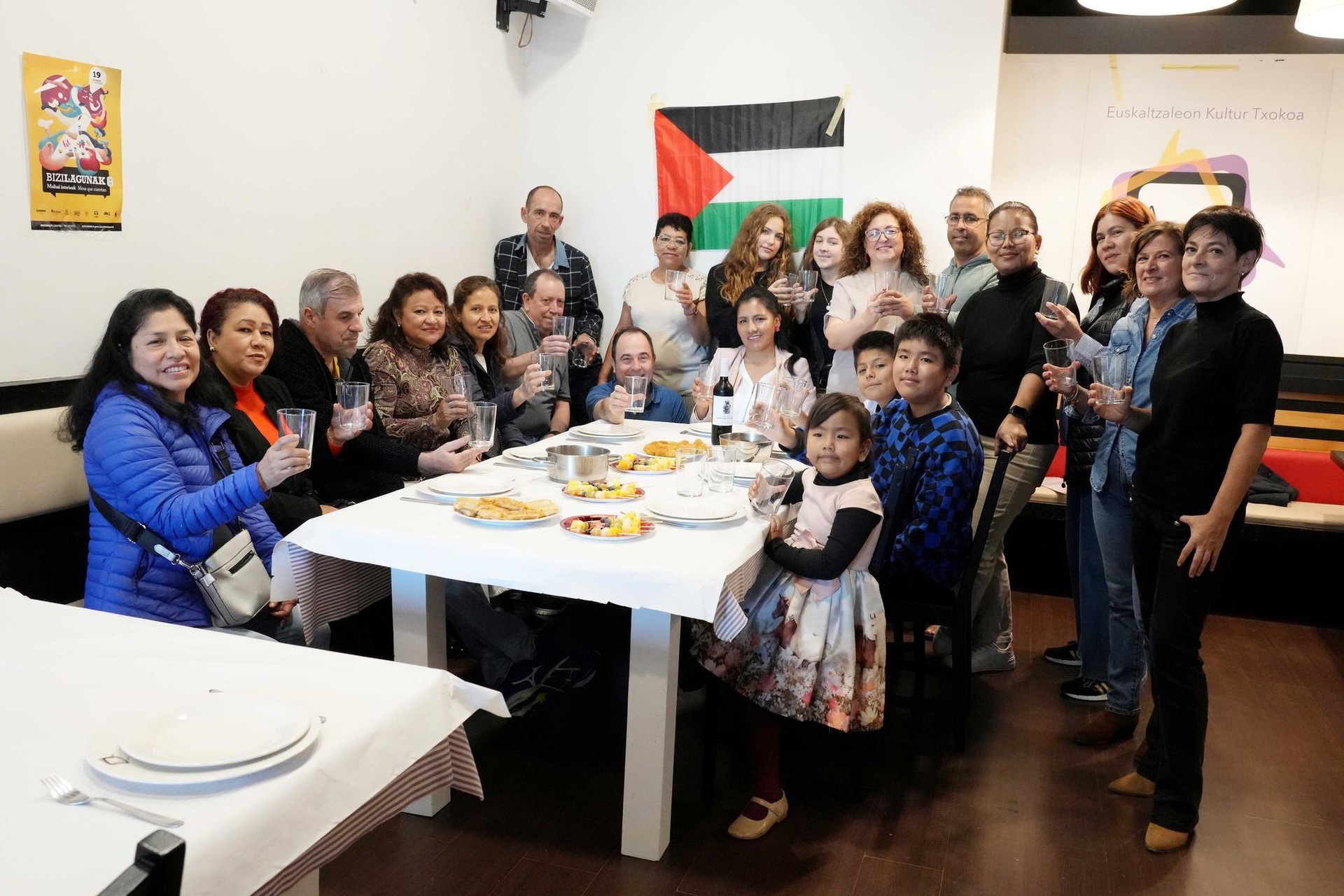 Jatorri eta kultura desberdinetako familiak mahai beraren bueltan elkartuko ditu Bizilagunak ekimenak Getxon