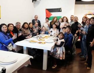 Jatorri eta kultura desberdinetako familiak mahai beraren bueltan elkartuko ditu Bizilagunak ekimenak Getxon