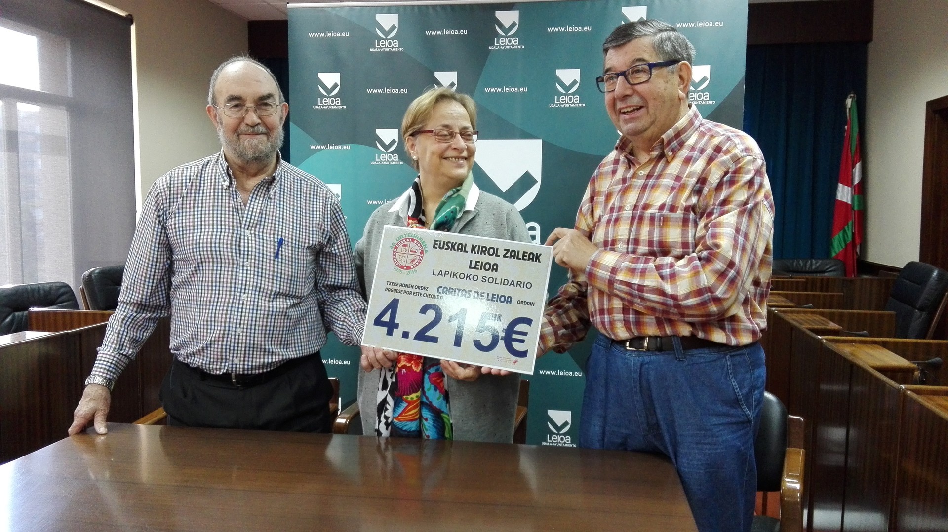 Leioako herri-kirolen elkarteak 4.000 bat euro eman dio Caritasi