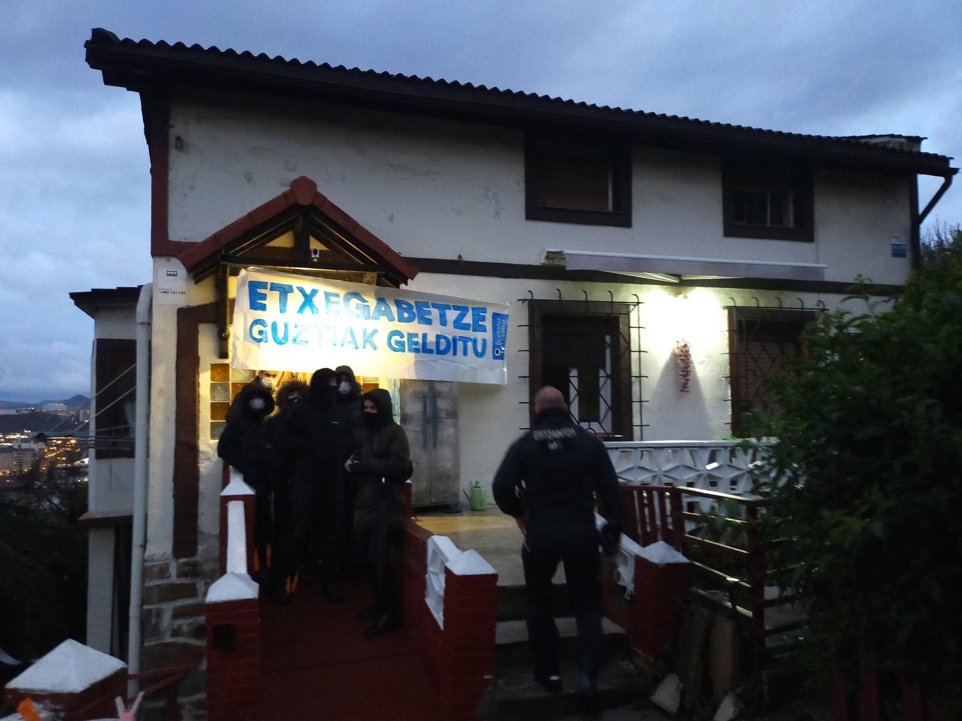 Iruzur baten biktima izan diren Erandioko hiru familia etxegabetu gura dituzte gaur