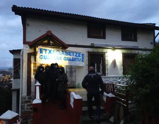 Iruzur baten biktima izan diren Erandioko hiru familia etxegabetu gura dituzte gaur