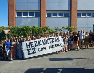 Irakasleen aurkako erasoak areagotu egin direla salatu dute Uribe Kosta BHI institutuko langileek