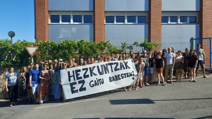 Irakasleen aurkako erasoak areagotu egin direla salatu dute Uribe Kosta BHI institutuko langileek