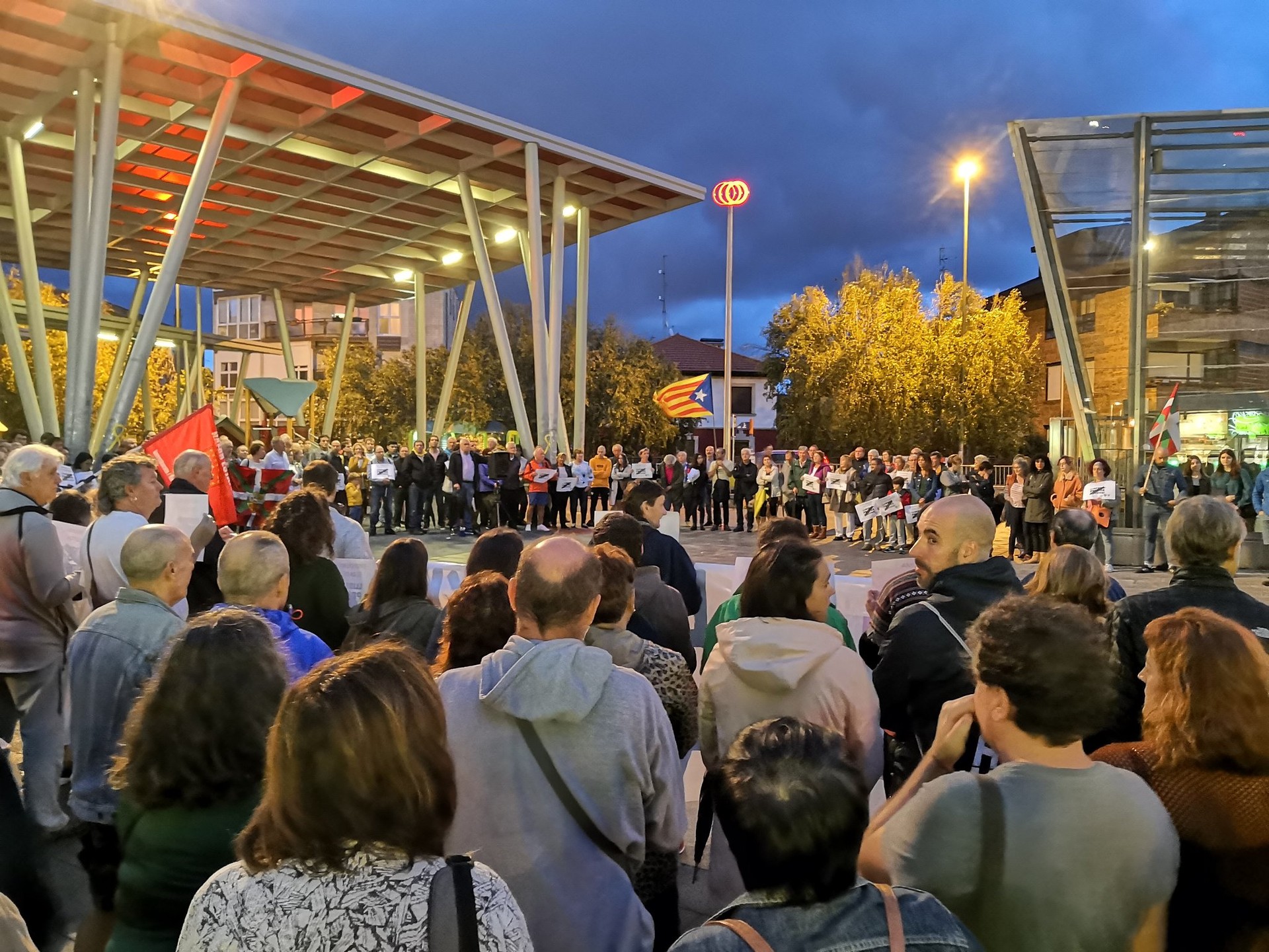 Kondenatutako buruzagi katalan independentistei babesa adierazteko mobilizazioak egingo dituzte gaur