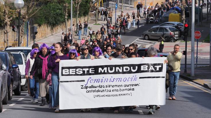 Borroka feministak Sopelako kaleak hartu ditu