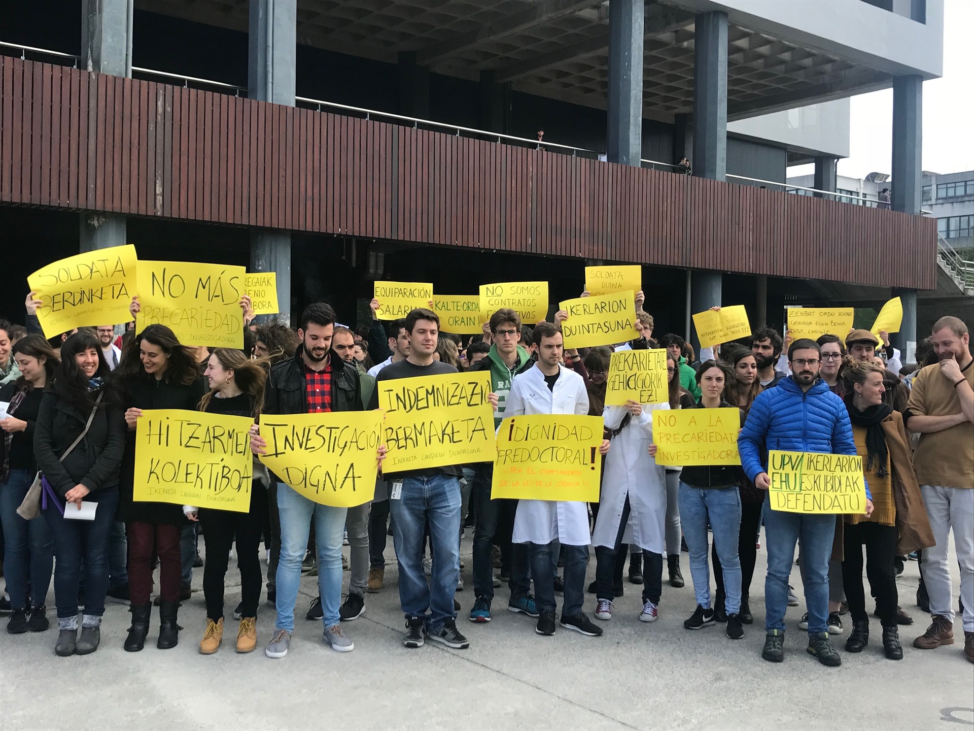 Doktoregaien baldintza prekarioak salatu dituzte EHUko campusetan