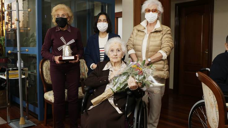 Bere 100 urtebetetzean, María del Rosario Cañada Zubiaur auzokidea omendu du Getxoko Udalak