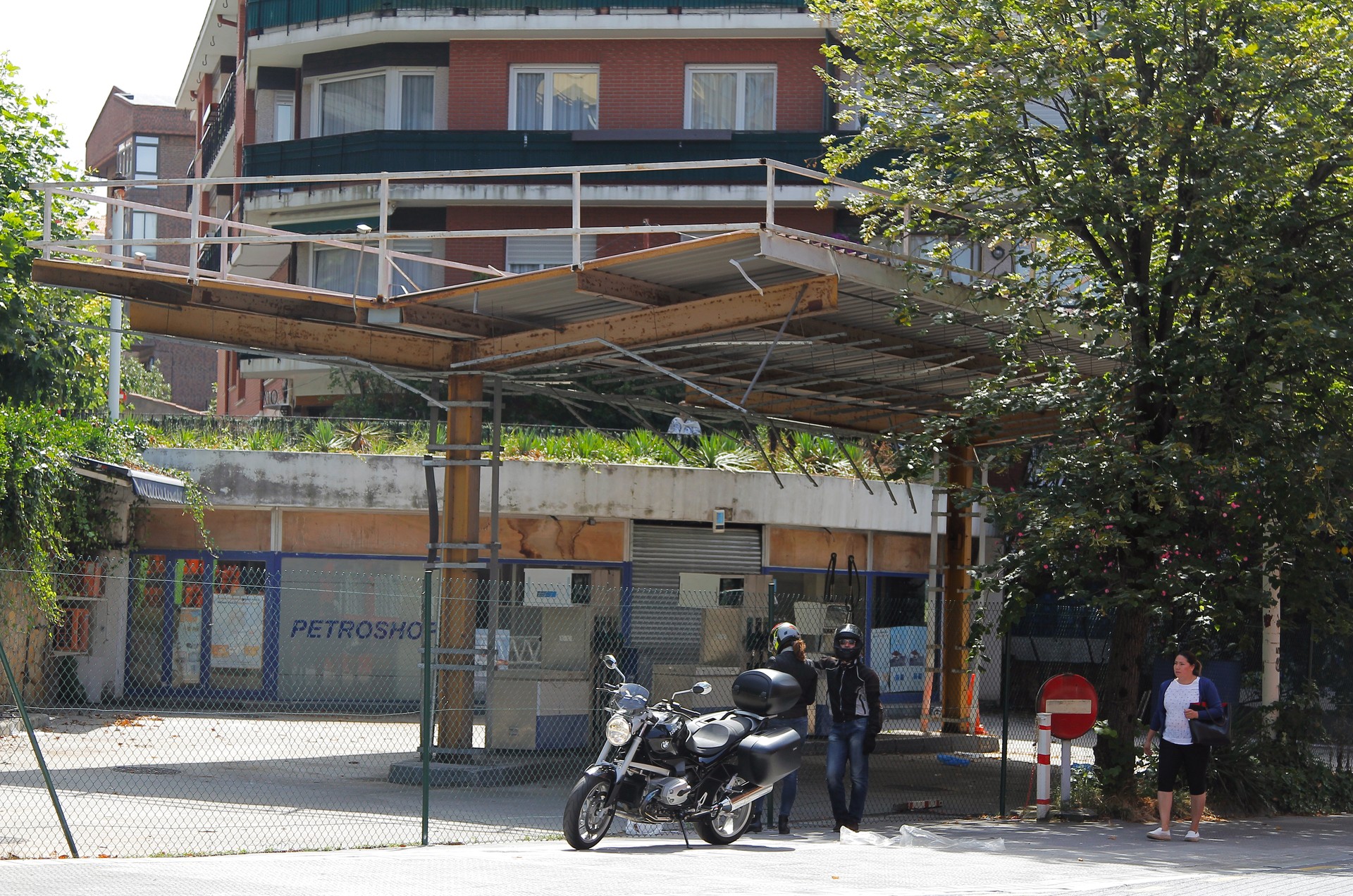 Errei bat itxiko dute Algortako etorbidean, zundatze lanengatik