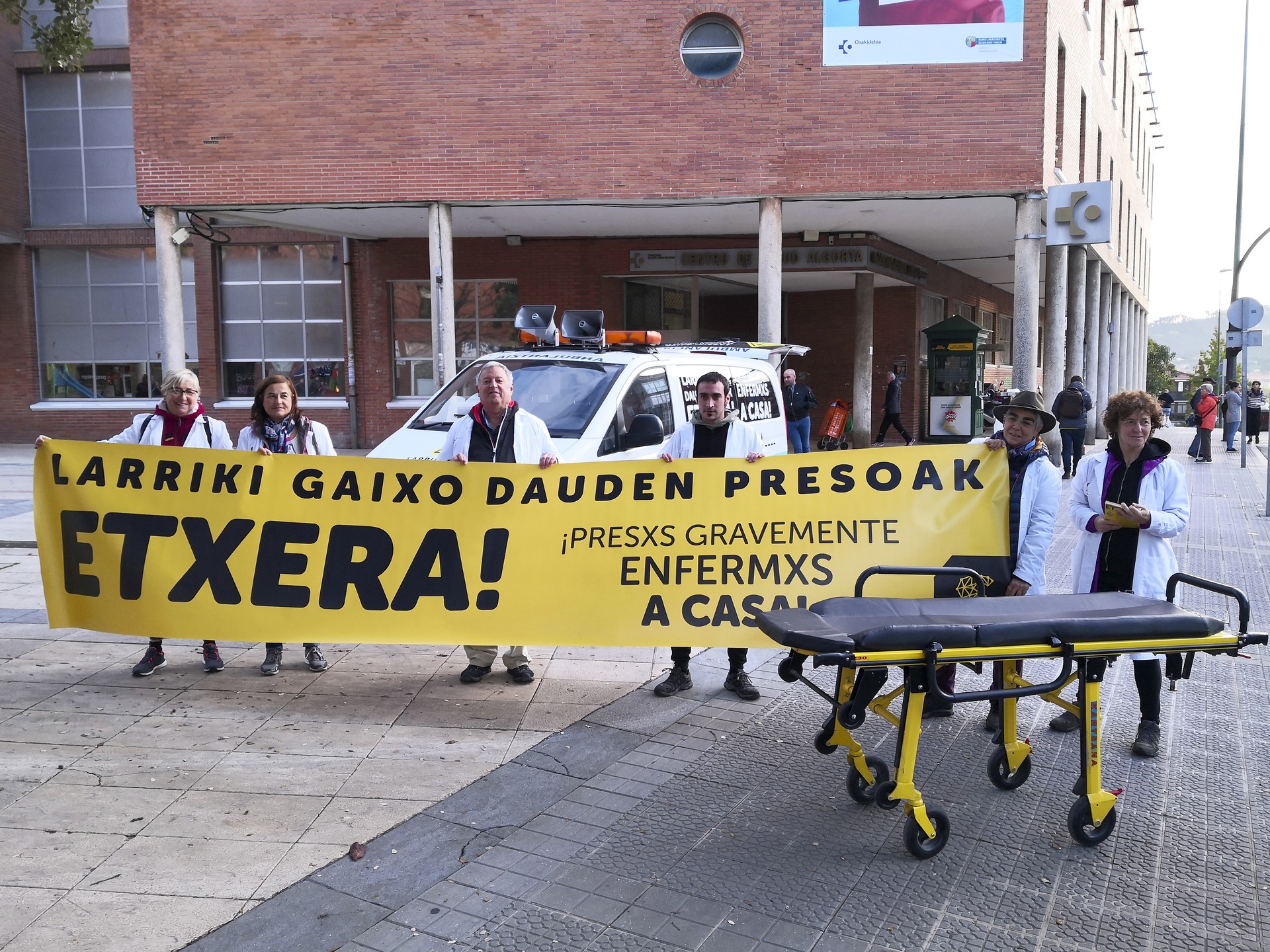 "Legeak eta gizatasunaren arauak betetzeko eskatzen ari gara, besterik ez"