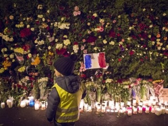 Parisko atentatuak gaitzesteko kontzentrazioak egongo dira Getxon, Leioan eta EHUn