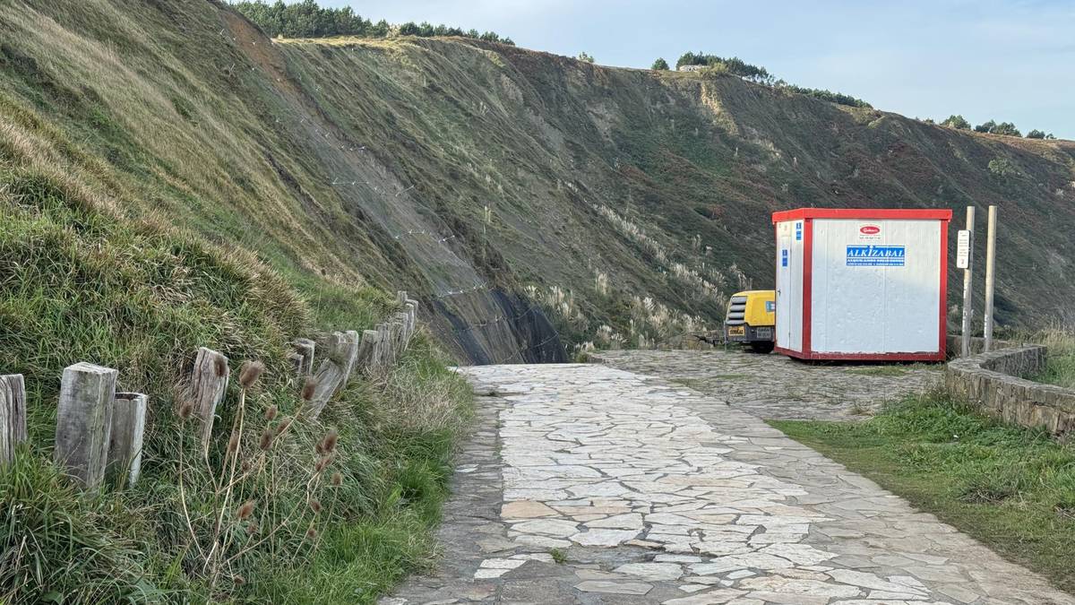 Sopelak Barinatxeko hondartzara sartzeko arrapala berriz zabaltzea eskatu du