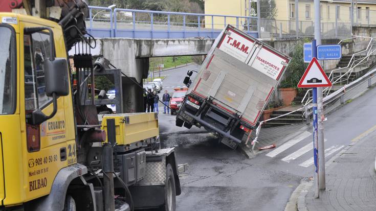 Lortu dute Sopelan harrapatutako kamioia ateratzea