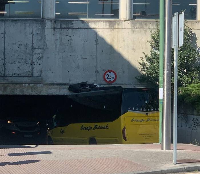 Getxoko Udalak galibo bat jarriko du metroaren azpiko tunelean, Algortan, ibilgailu altuak harrapatuta gera ez daitezen