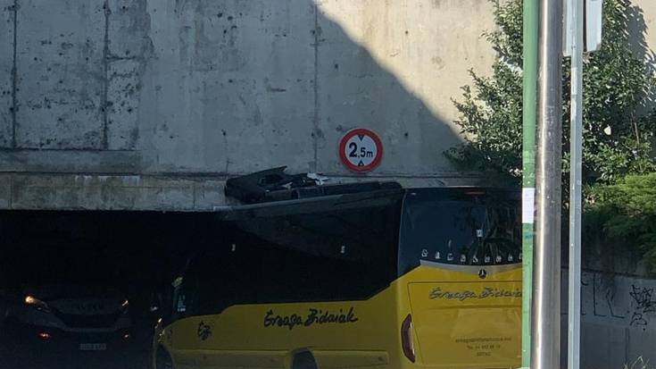 Getxoko Udalak galibo bat jarriko du metroaren azpiko tunelean, Algortan, ibilgailu altuak harrapatuta gera ez daitezen