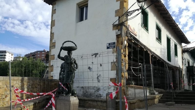 Algortako Portu Zaharreko Etxetxu eraikina babesteko sinadura-bilketa abiarazi dute