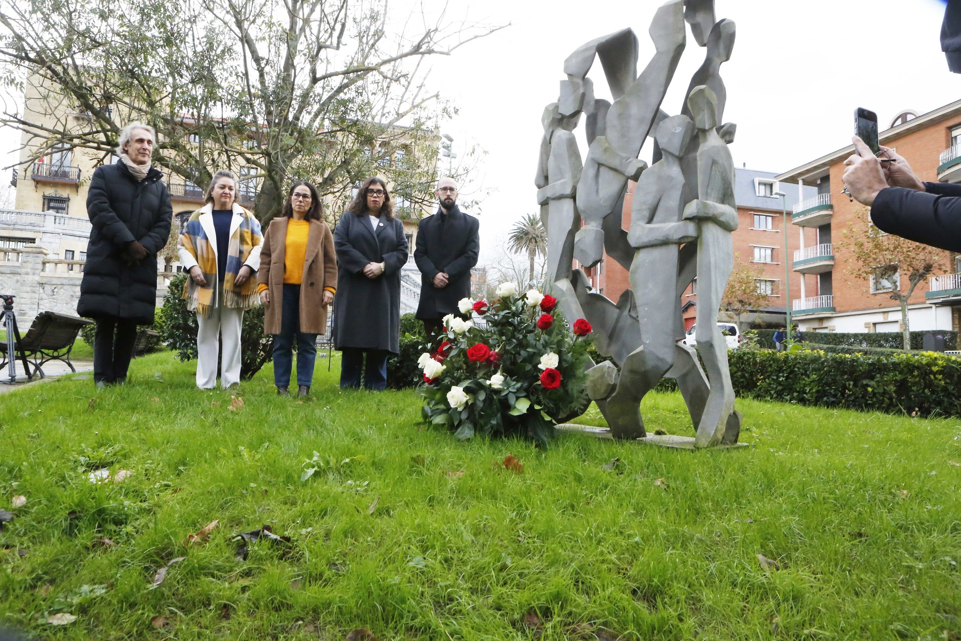 Terrorismoaren biktima "guztiei" omenaldia egin diete Getxon