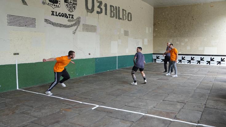 Eskupilota eta elkartasuna uztartu dituzte Algortako I. Etxera Txapelketan