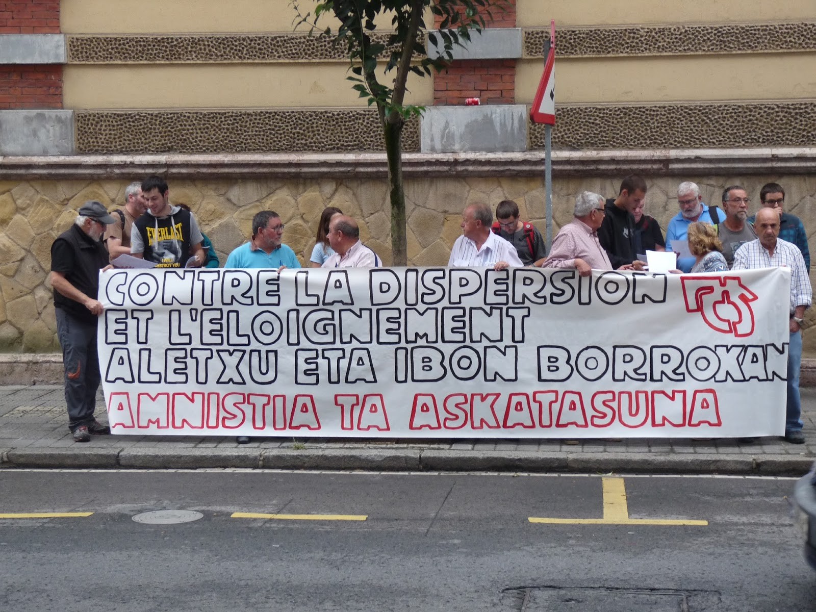 Aletxu Zobaran Gorlizko presoaren ziegari su eman diote