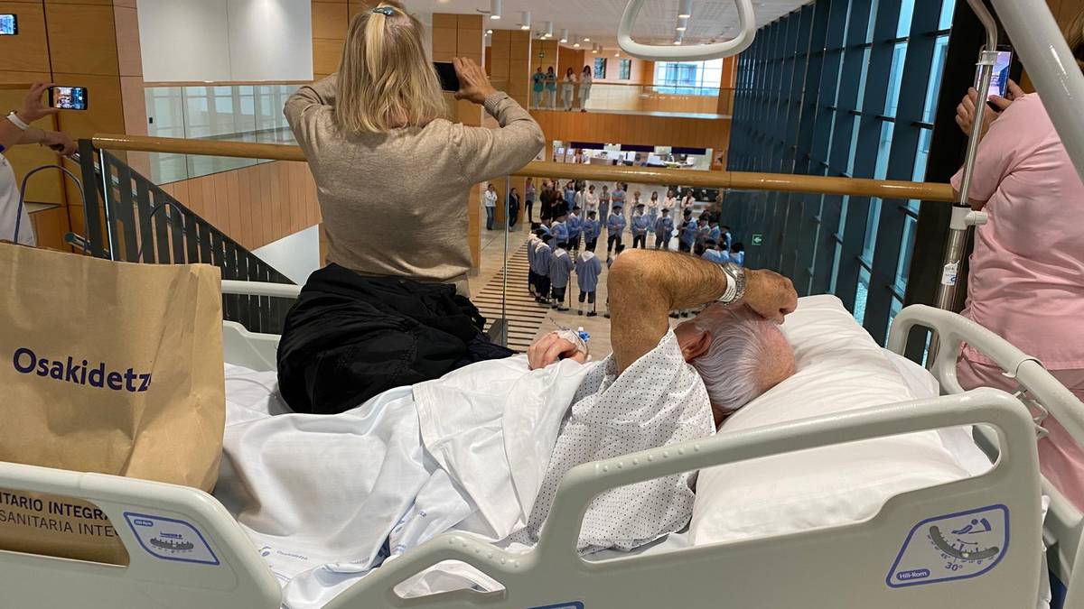 Plentziako Txikiteroak Urdulizko ospitalean izan dira Agate Deunari oles egiten