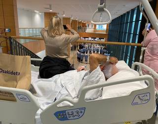 Plentziako Txikiteroak Urdulizko ospitalean izan dira Agate Deunari oles egiten