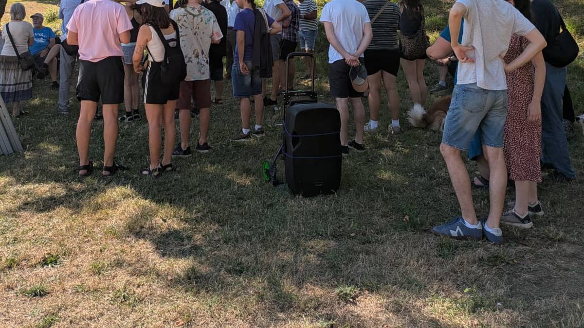 Itsasadarraren azpiko tunelaren aurkako kanpaldia egin dute Artatza parkean