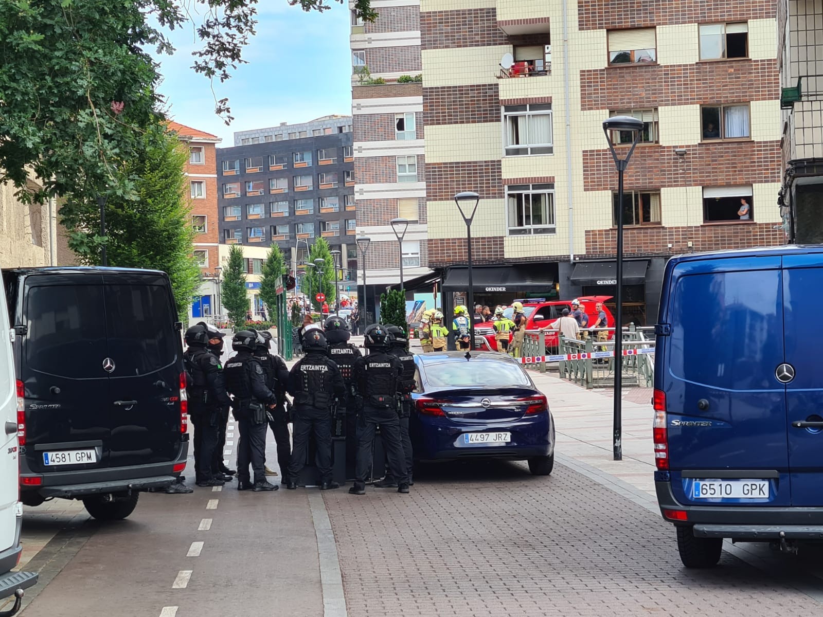 Leioan ustez arma bategaz gotortutako gizona bere etxebizitzatik atera du Ertzaintzak