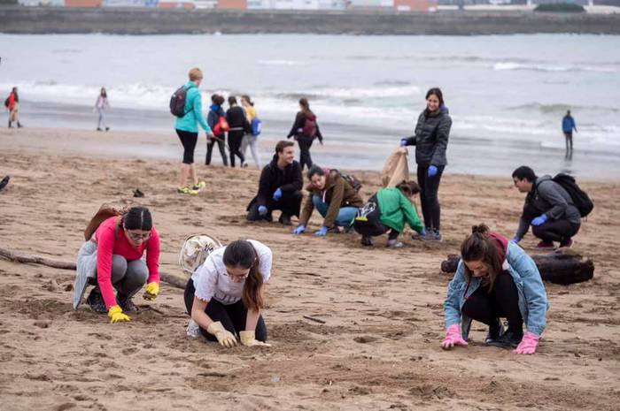 Ehunka lagun Greenpeacek Ereaga hondartzan antolatutako plastiko-bilketan 