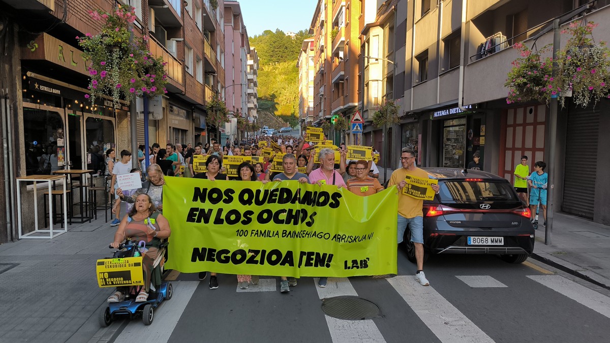 'Los Ochos' eraikinetako bizilagunek ez direla auzotik joango berretsi dute