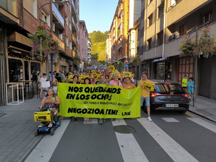 'Los Ochos' eraikinetako bizilagunek ez direla auzotik joango berretsi dute