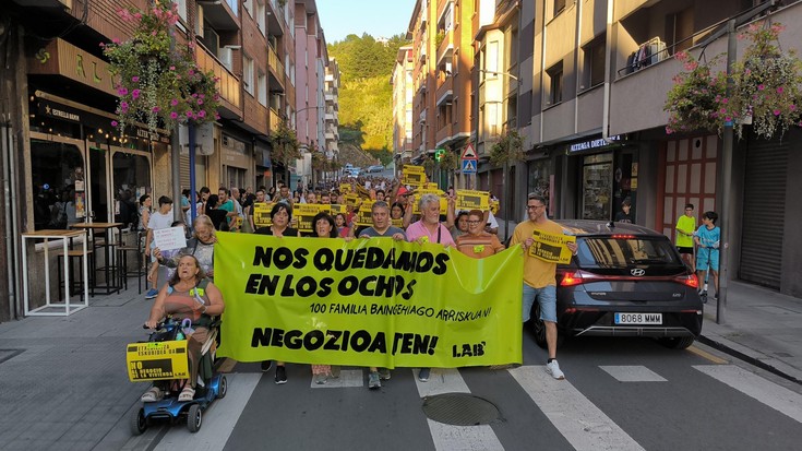 'Los Ochos' eraikinetako bizilagunek ez direla auzotik joango berretsi dute