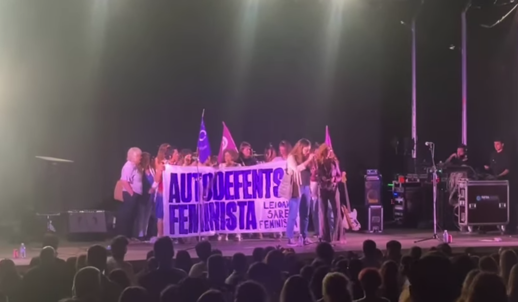 Leioako Sare Feministako kide bati 743,30 euro bahitu dizkiote kartelak jartzeagatik