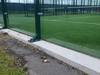 Padel pistetako kristalezko hormak txorientzako tranpa hilgarria direla salatu dute auzotarrek