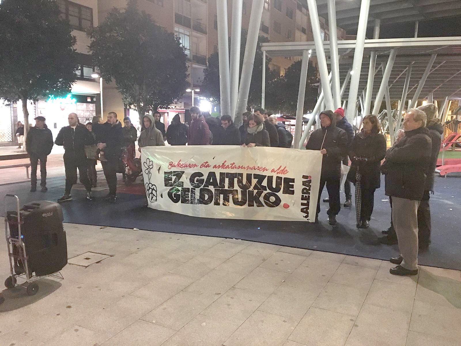 Elkarretaratzeak egin ziren Uribe Kostan astearteko atxiloketak salatzeko