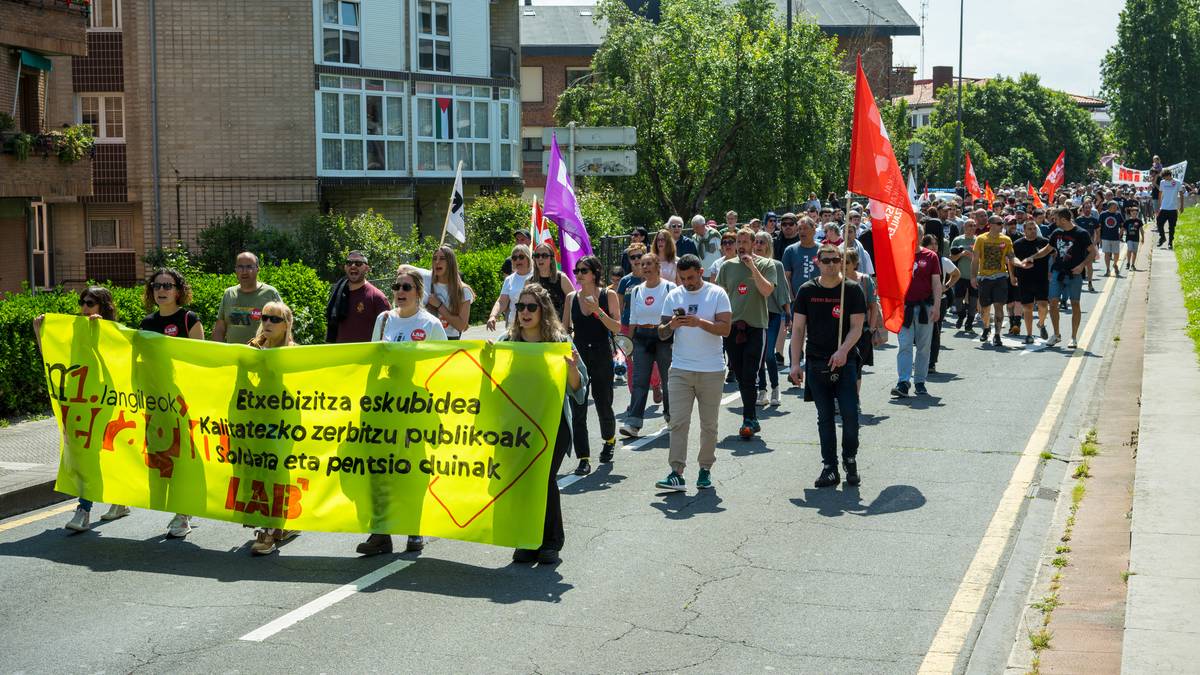 Eskumaldeako ehunka lagunek lan eta bizitza duinak aldarrikatu dituzte Algortan Maiatzaren Lehenean